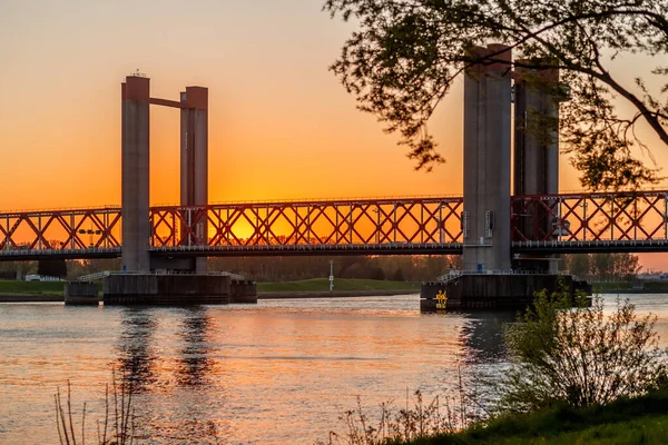 Hollanda Rotterdam Suyun Üzerinde Inşa Edilmiş Alçak Açılı Bir Köprü — Stok fotoğraf