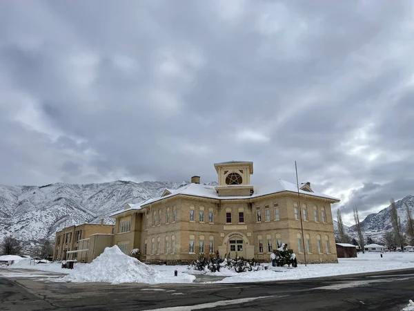 Edifício Branco Velho Uma Área Montanhosa Nevada — Fotografia de Stock