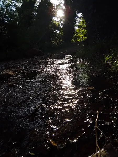 Річка Камінням Світлом — стокове фото
