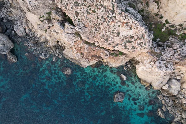 Mavi Bir Okyanus Gün Işığında Kayalık Bir Uçurum Manzarası — Stok fotoğraf