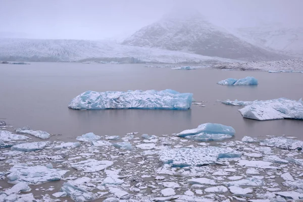 Velký Ledovec Plovoucí Fjallsarlonském Ledovcovém Jezeře Islandu Velký Ledovec Obklopený — Stock fotografie