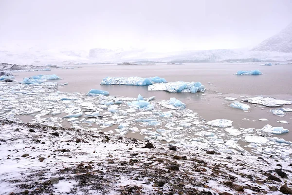 Grande Número Icebergs Flutuando Lago Geleira Durante Inverno Dia Nublado — Fotografia de Stock