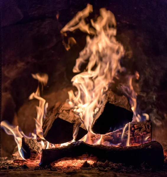 一张燃烧的木头的漂亮照片 — 图库照片