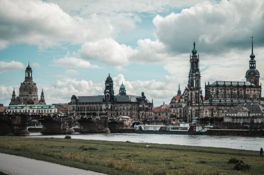 Etkileyici Dresden şehrinin fotoğrafı. Kasvetli bulutlar şehrin üzerinde şekilleniyor.