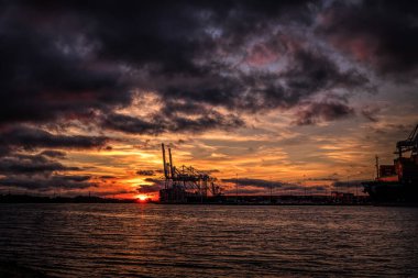 Southampton, İngiltere 'deki güzel günbatımı ve liman manzarası.