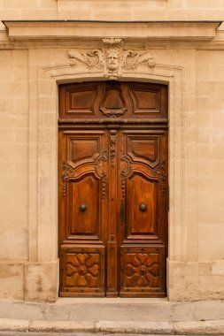 Avignon, eski ahşap bir kapı, Fransa 'nın güneyinde tipik bir bina.