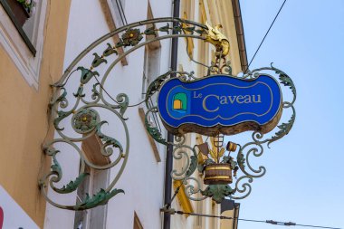 Freiburg, Almanya ve Avrupa 'nın merkezindeki bir duvarda güzel bir demir levhanın alçak açılı yakın çekimi.