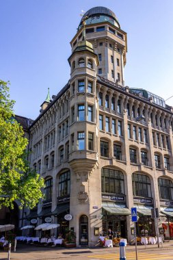 Zürih 'teki güzel bir binanın alçak açılı görüntüsü.