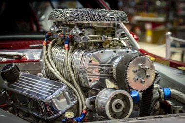 Winnipeg World of Wheels araba fuarında süper şarj motoru.