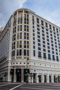 Orlando, Florida 'daki Grand Bohemian Oteli' nin mavi bulutlu gökyüzü arka planının dikey çekimi.