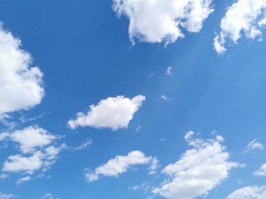 Mavi gökyüzünde beyaz pamuk gibi bulutlar