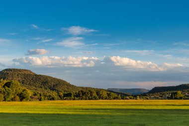 Yeşil alanın panoramik görüntüsü ve Pecos, New Mexico 'da birikimleri.