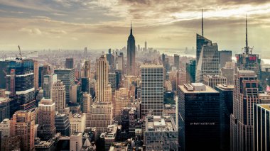 New York 'ta günbatımında gökdelenlerin ve gökdelenlerin manzarası