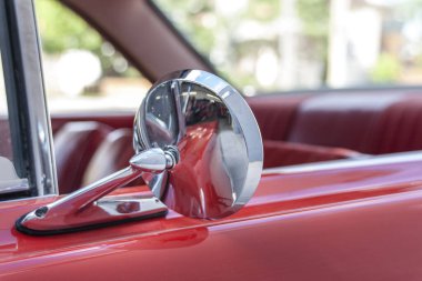 Yaşlı Ford Falcon 'un yan aynası