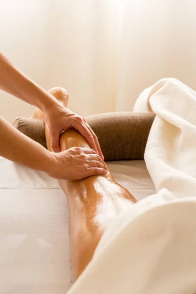 Terapeutisk Massage Med Eteriska Oljor Kvinnans Ben — Stockfoto