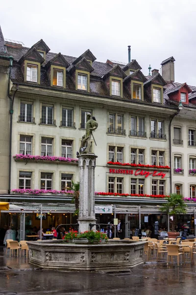 スイス ベルン中心部の歴史的建造物に対する噴水の垂直ショット — ストック写真