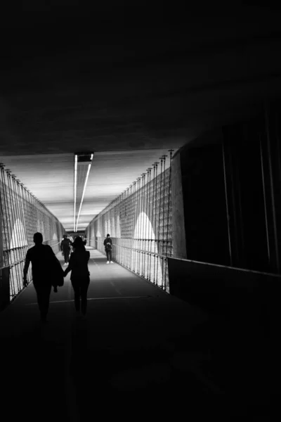 在卢森堡的走廊上散步的人的垂直照片 — 图库照片