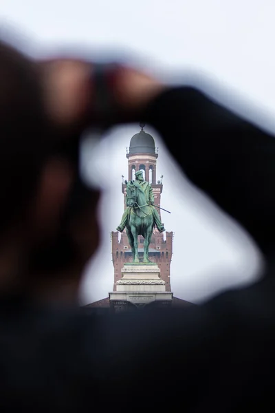 Egy Elmosódott Férfi Fotózza Giuseppe Garibaldi Bronz Emlékművét Piazzale Carioliban — Stock Fotó