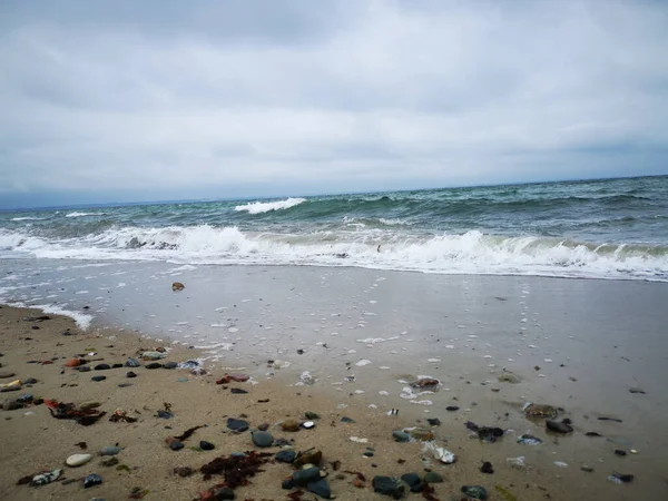在波涛汹涌的大海和沙质海岸之间的特写 — 图库照片