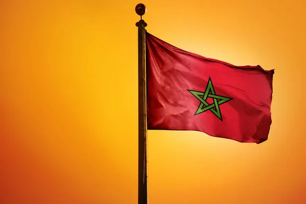 Bandeira Nacional Marrocos Sobre Mastro Isolado Sobre Fundo Laranja — Fotografia de Stock