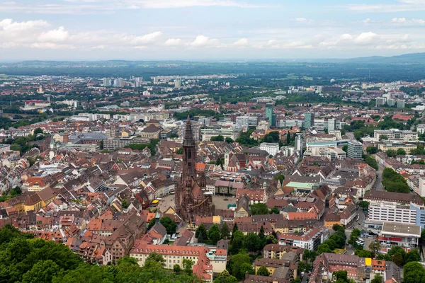 欧洲弗赖堡美丽的城市和大教堂鸟瞰全景 — 图库照片
