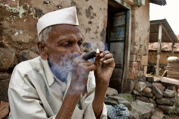 Wybiórcze Skupienie Biednym Indiańskim Staruszku Stroju Wiejskim Palącym Chillum Zwanym — Zdjęcie stockowe