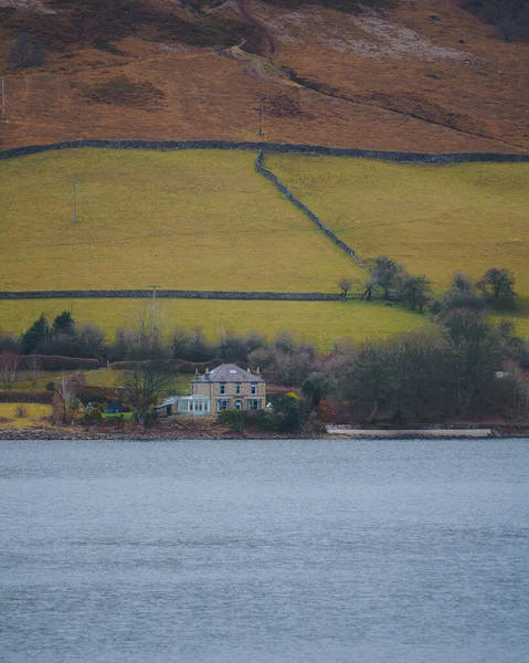 湖畔一座房子的垂直远景规划 背景为田野 — 图库照片