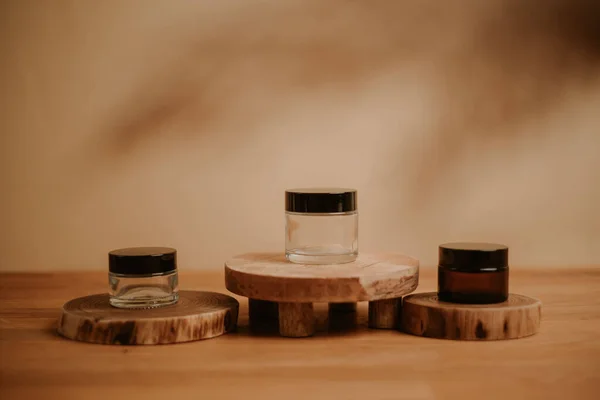 Närbild Tomma Jars Visas Träplattformar — Stockfoto