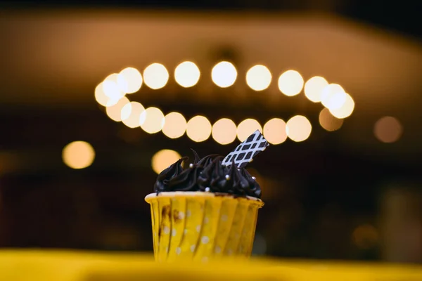 Den Mörka Choklad Cupcake Med Frostad Choklad Den Gula Bakgrunden — Stockfoto