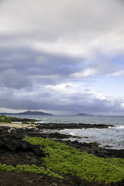 Uma Bela Vista Uma Praia Rochosa Sob Céu Azul Nublado — Fotografia de Stock