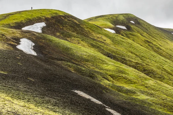 アイスランドのLandmannalaughevegur緑の丘 上の人 — ストック写真