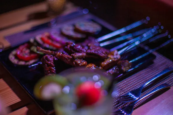 Une Assiette Poulet Bœuf Barbecue Avec Tomates Grillées Pommes Terre — Photo