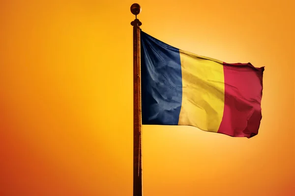 Romanya Bayrağının Parlak Sarı Gökyüzüne Doğru Dalgalanan Dijital Bir Çizimi — Stok fotoğraf