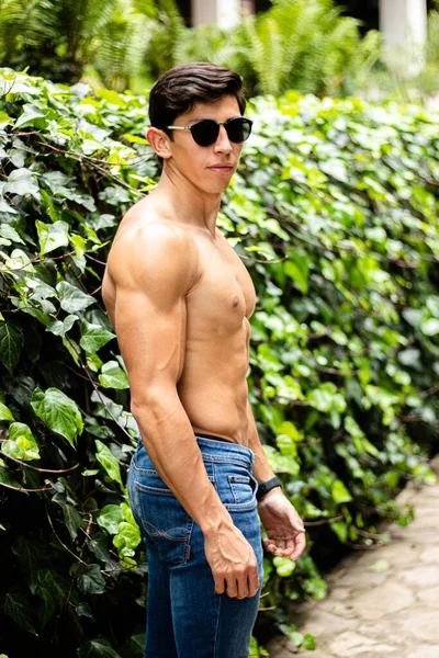 Young Shirtless Athletic Man Standing Park — Stock Photo, Image