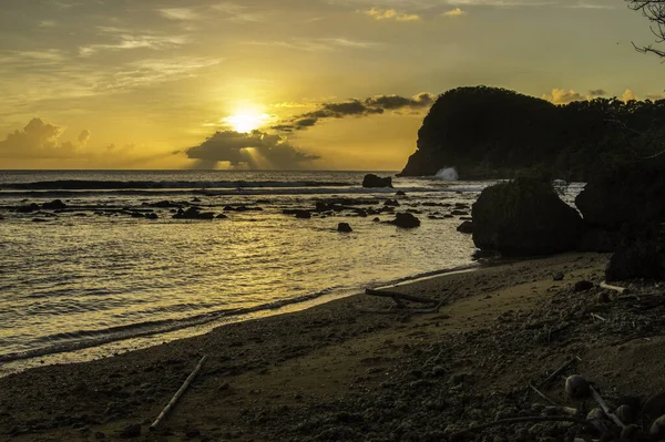 Ein Atemberaubender Blick Auf Den Strand Vor Goldenem Sonnenuntergang — Stockfoto