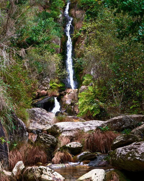 Der Wasserfall Cascata Porqueiras Fließt Über Die Felsen Wald — Stockfoto