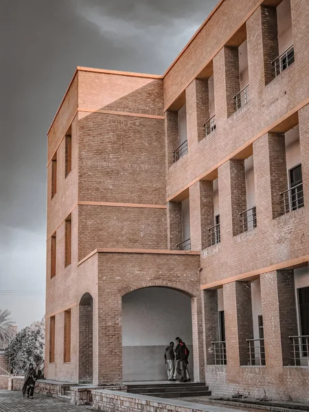 Veduta Della Facciata Dell Edificio Universitario Con Studenti Piedi Vicino — Foto Stock