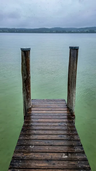 Een Verticaal Schot Van Een Houten Loopbrug Bij Brug — Stockfoto