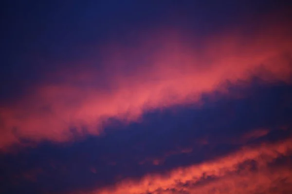 夕阳西下阴天的完美背景 — 图库照片