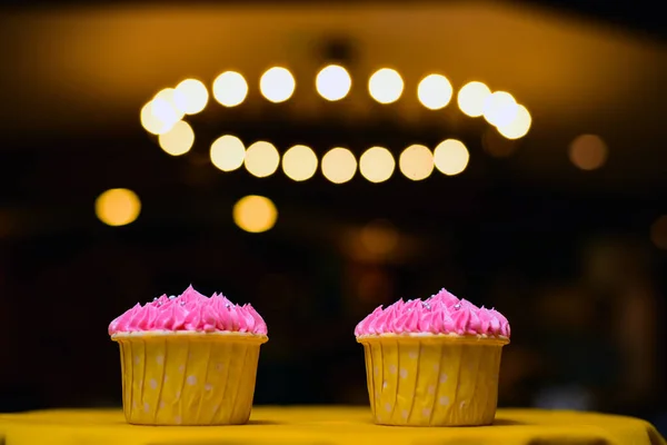 Les Gâteaux Roses Sur Table Jaune Avec Beau Fond Éclairé — Photo