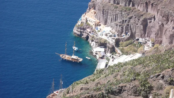 Aerial Shot Cliffs Aegean Sea Coast Ship Seashore Santorini Greece — Stock Photo, Image