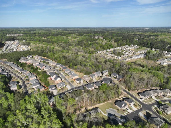 Drone Shot Small Houses Middle Trees Green Natural Area Cloudy — Stock Photo, Image