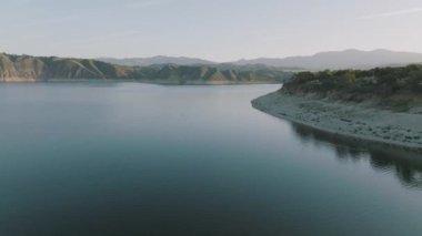 Santa Barbara 'daki dağlarda büyük bir gölün nefes kesici ağır çekimleri.