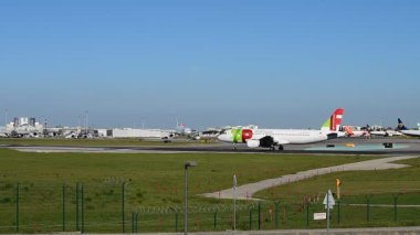 Lizbon havaalanından kalkışa geçen bir TAP Air Portugal uçağı.