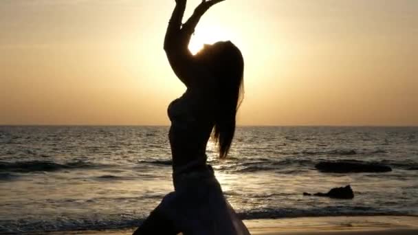 Mladá Běloška Předvádí Exotický Tanec Pláži Při Západu Slunce Španělsku — Stock video