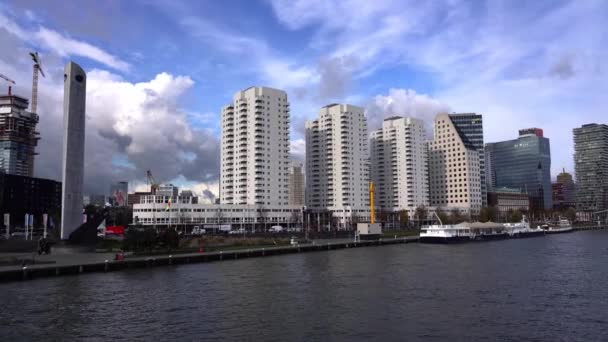 ロッテルダム港の動く観光船から見たウィルヘルミナピア地区の景色 — ストック動画