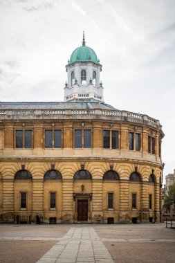 Oxford, İngiltere 'de yeşil kubbeli Sheldonian Tiyatrosu' nun dikey çekimi.