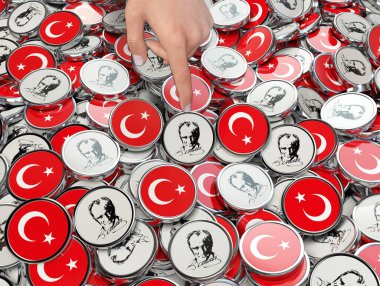 Bir Türkiye bayrağı ve Mustafa Kemal Atatürk simgelerini gösteren parmağın yakın çekimi