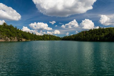 Beyaz bulutlu bir deniz manzarası.