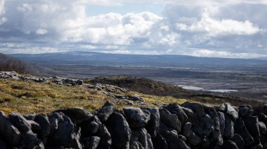 Sabahları tepelerde kayalık yabanın güzel bir manzarası